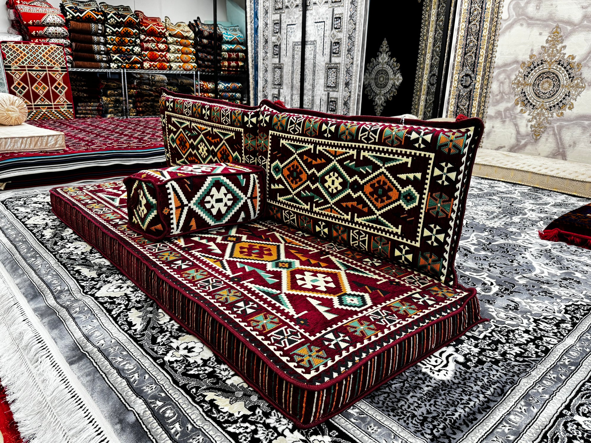 ست مبل سنتی عربی ۴ تکه مخملی زرشکی لوکس برای نشیمن و سالن