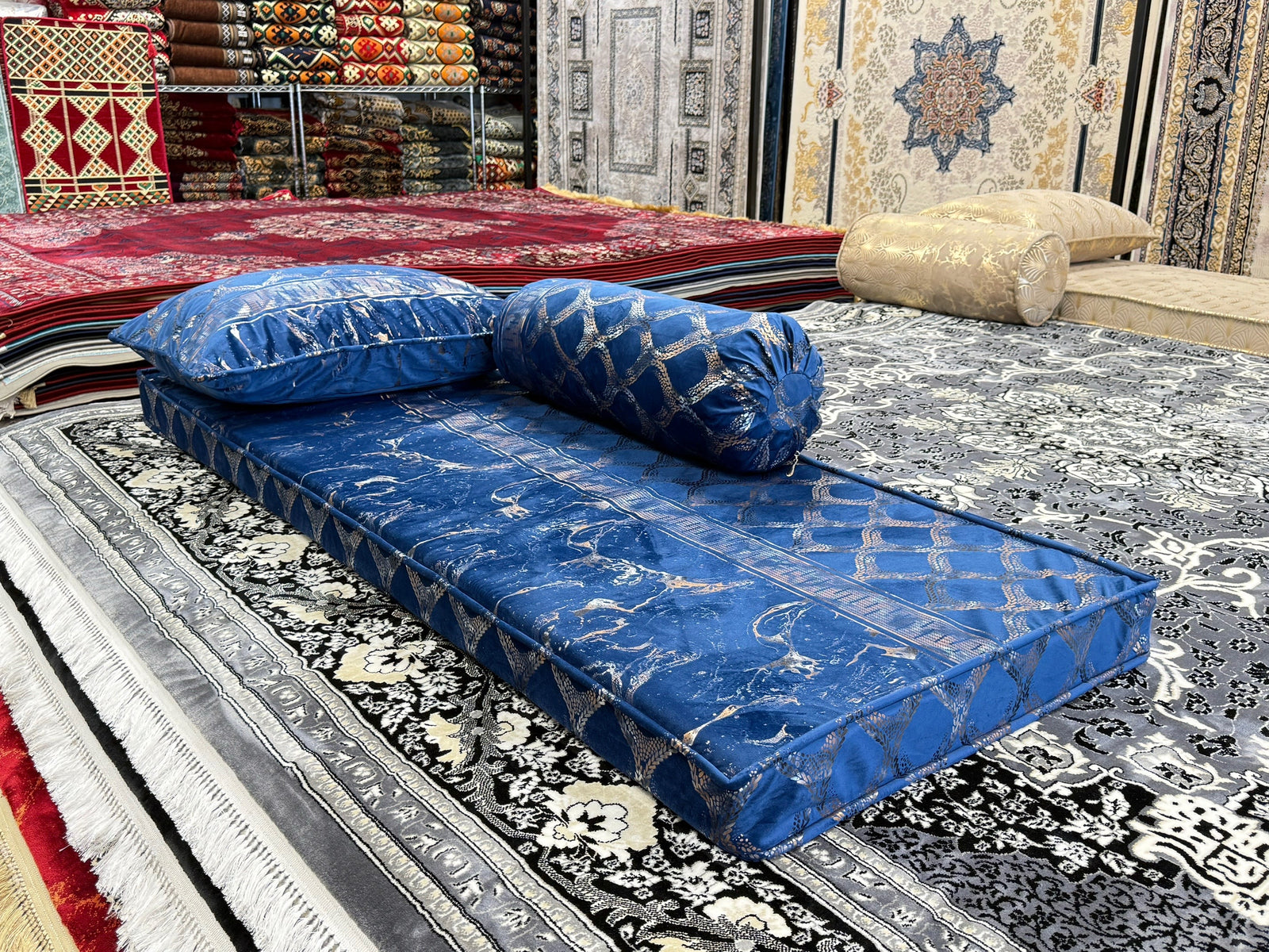غطاء كابولي توشك الإصدار الأول · وسادة أرضية أفغانية