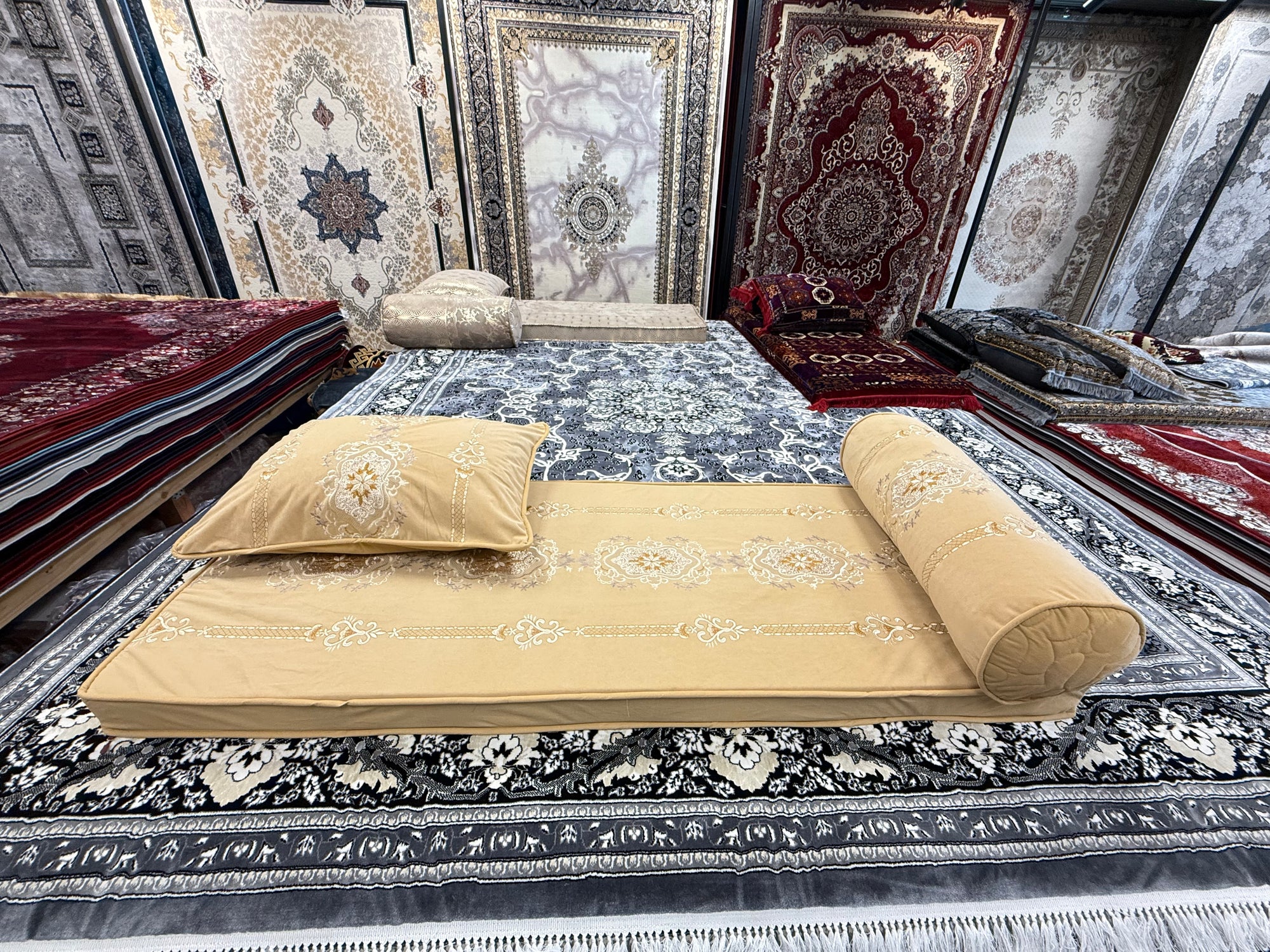 طبعة كابولي توشاك السادسة · وسادة أرضية أفغانية