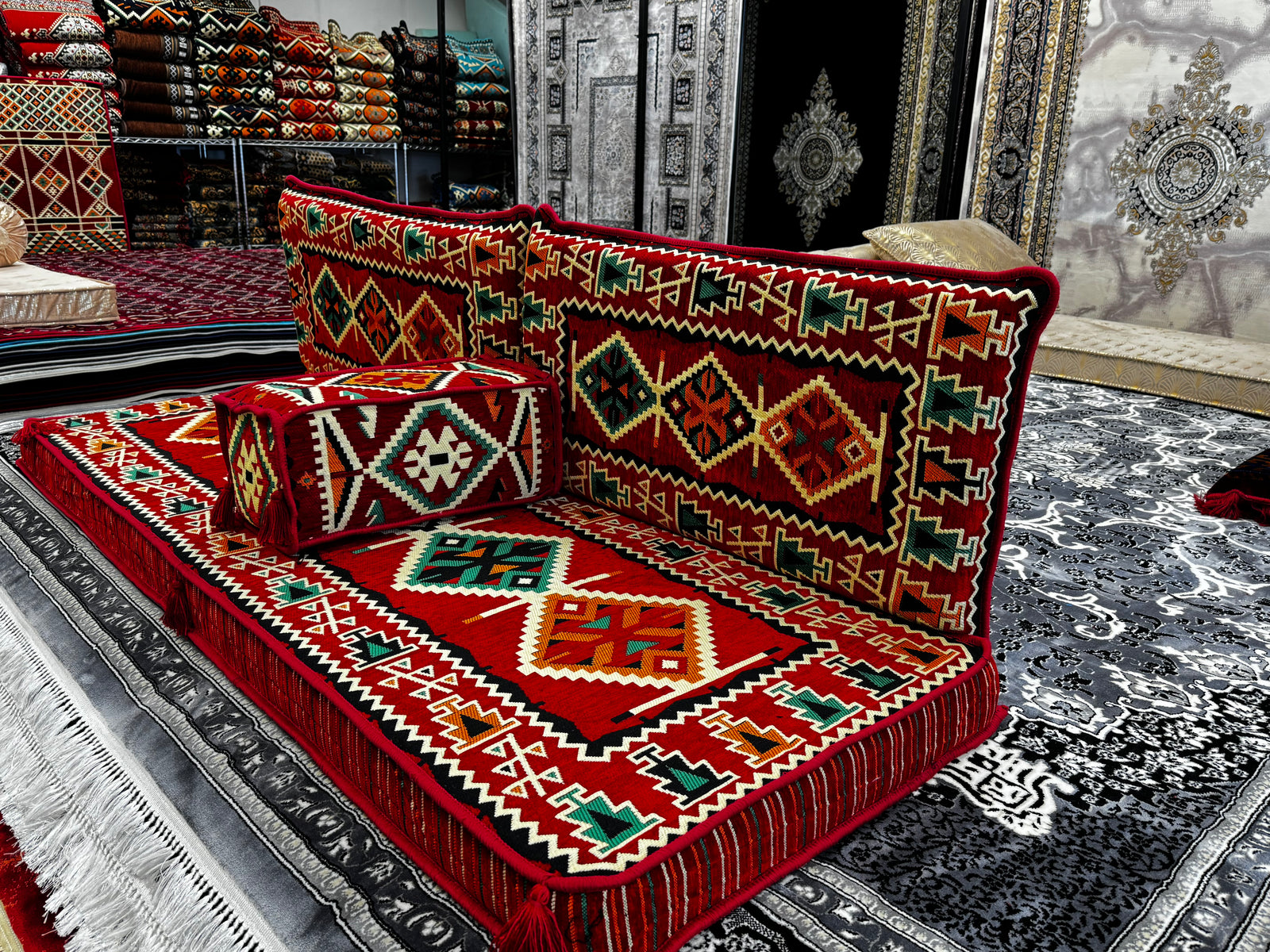 طقم جلوس أرضي عربي من 4 قطع · المجلس الأحمر الإصدار الثالث