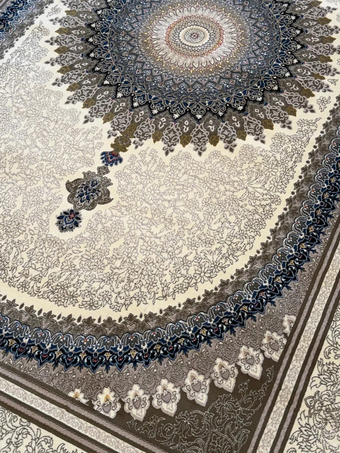 Ivory & Beige Medallion Persian Rug · 1200 Reeds pile macro detail