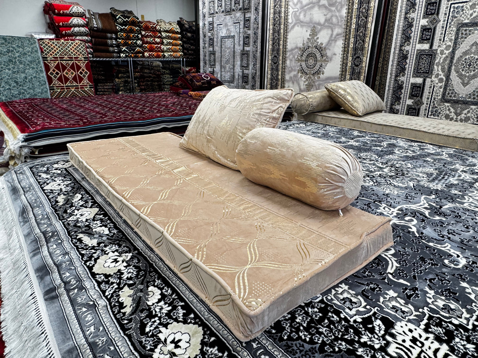 غطاء كابولي توشاك الإصدار الثالث · وسادة أرضية أفغانية