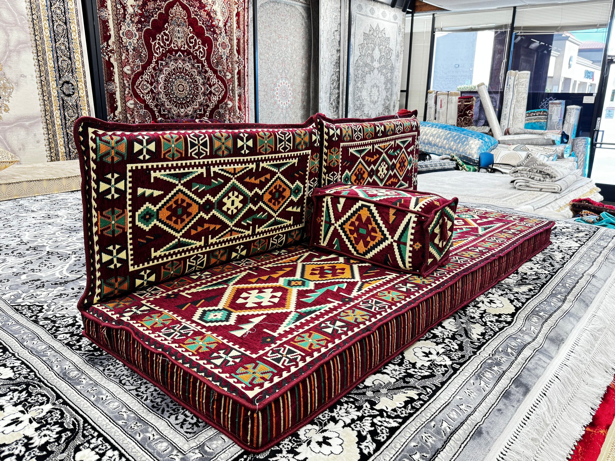 ست مبل سنتی عربی ۴ تکه مخملی زرشکی لوکس برای نشیمن و سالن