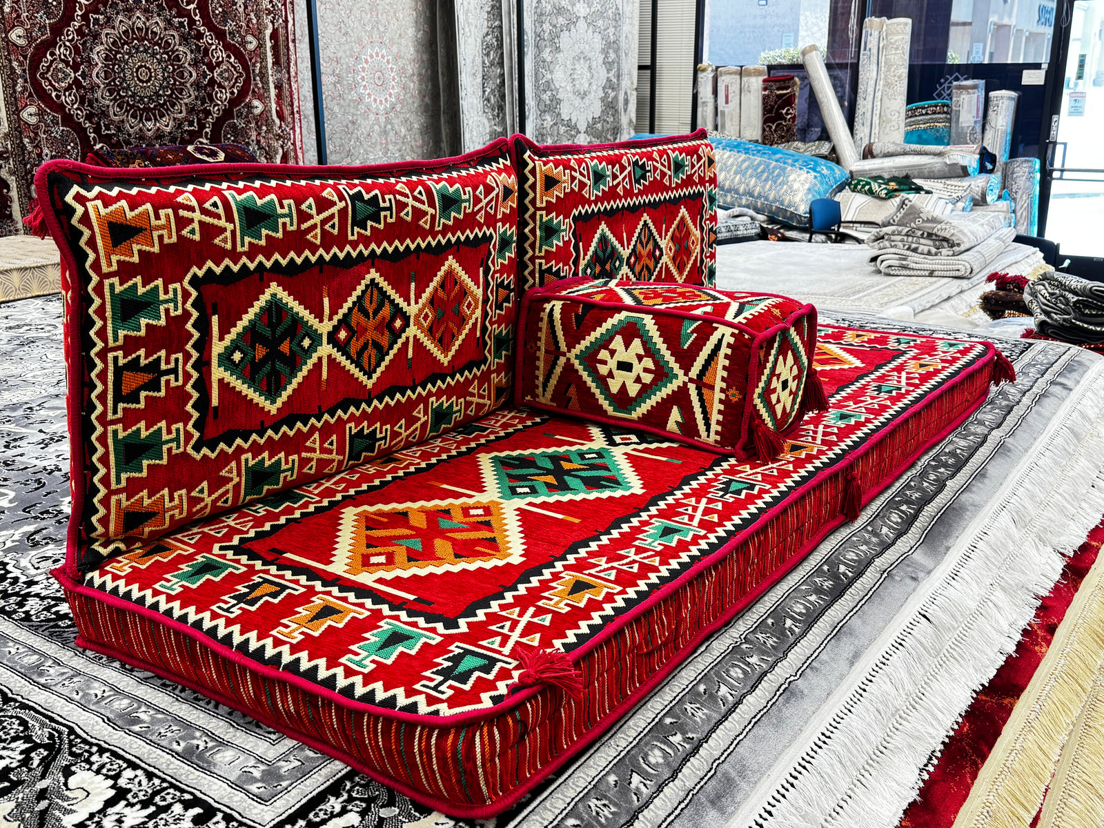 طقم جلوس أرضي عربي من 4 قطع · المجلس الأحمر الإصدار الثالث