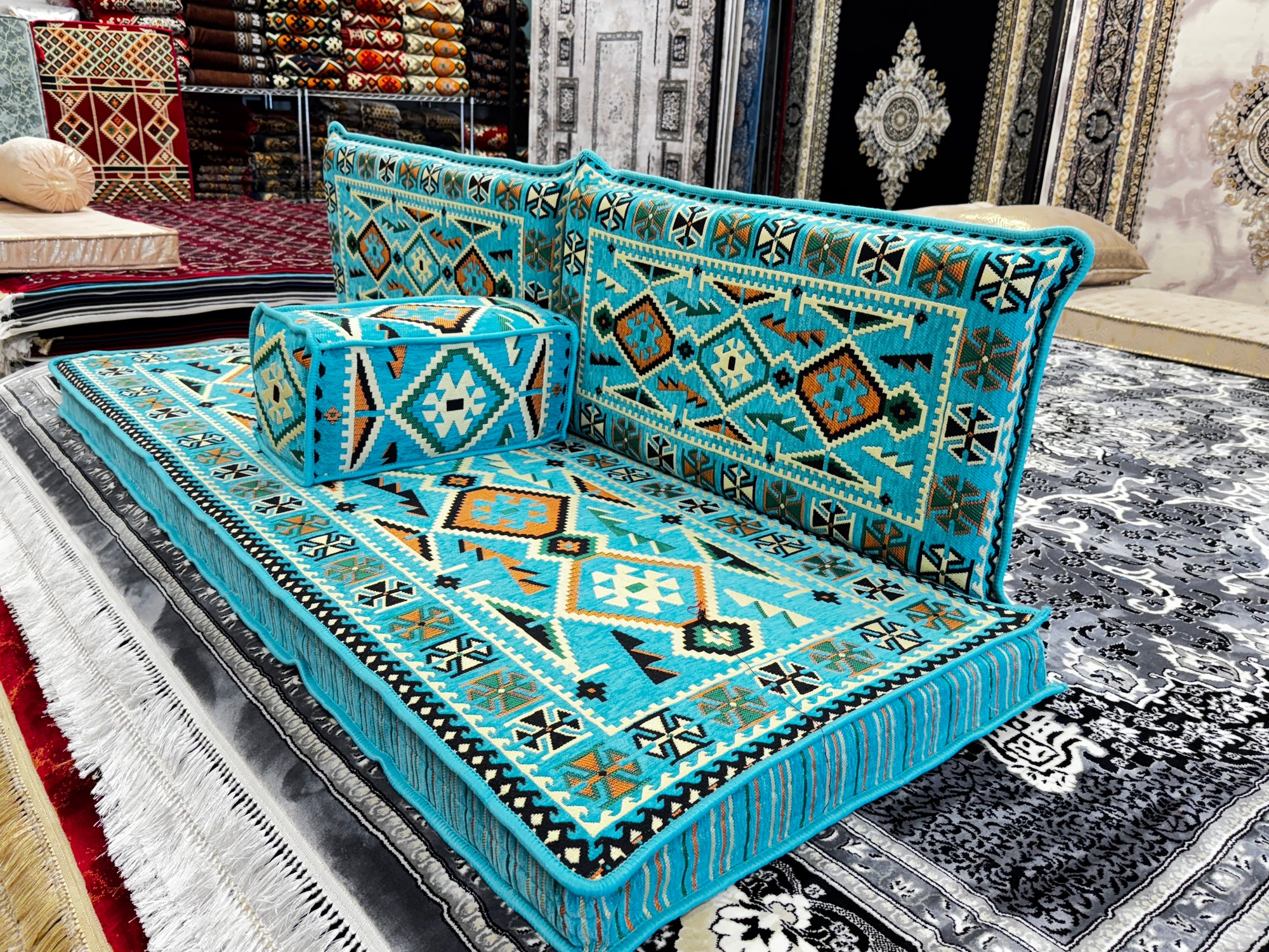 مبل مجلسی عربی فیروزه ای، نشیمن کف عربی، کاناپه عربی، جلسه عربی، مبل کف بالکن، مبلمان اتاق نشیمن عربی