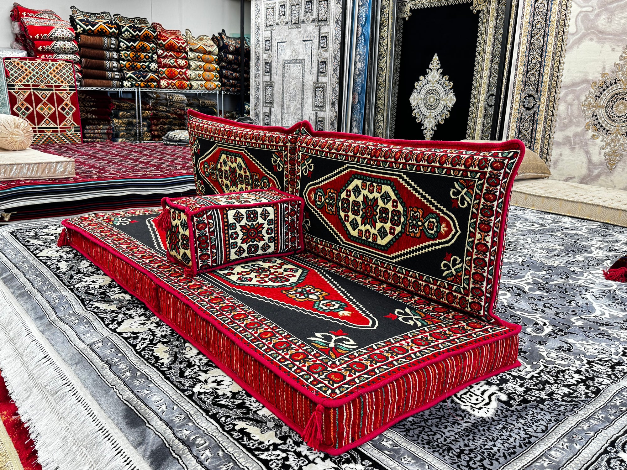 طقم كنب أرضي عربي من 4 قطع · إصدار المجلس الأحمر 1
