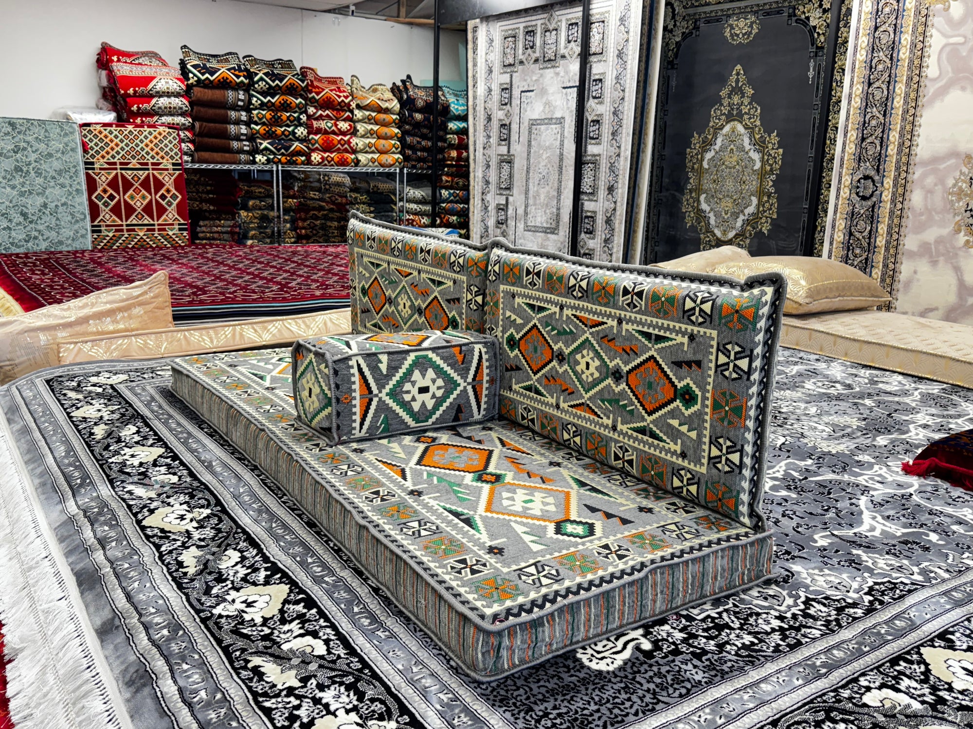 مجموعه مبل نشیمن کف مجلسی عربی نقره ای