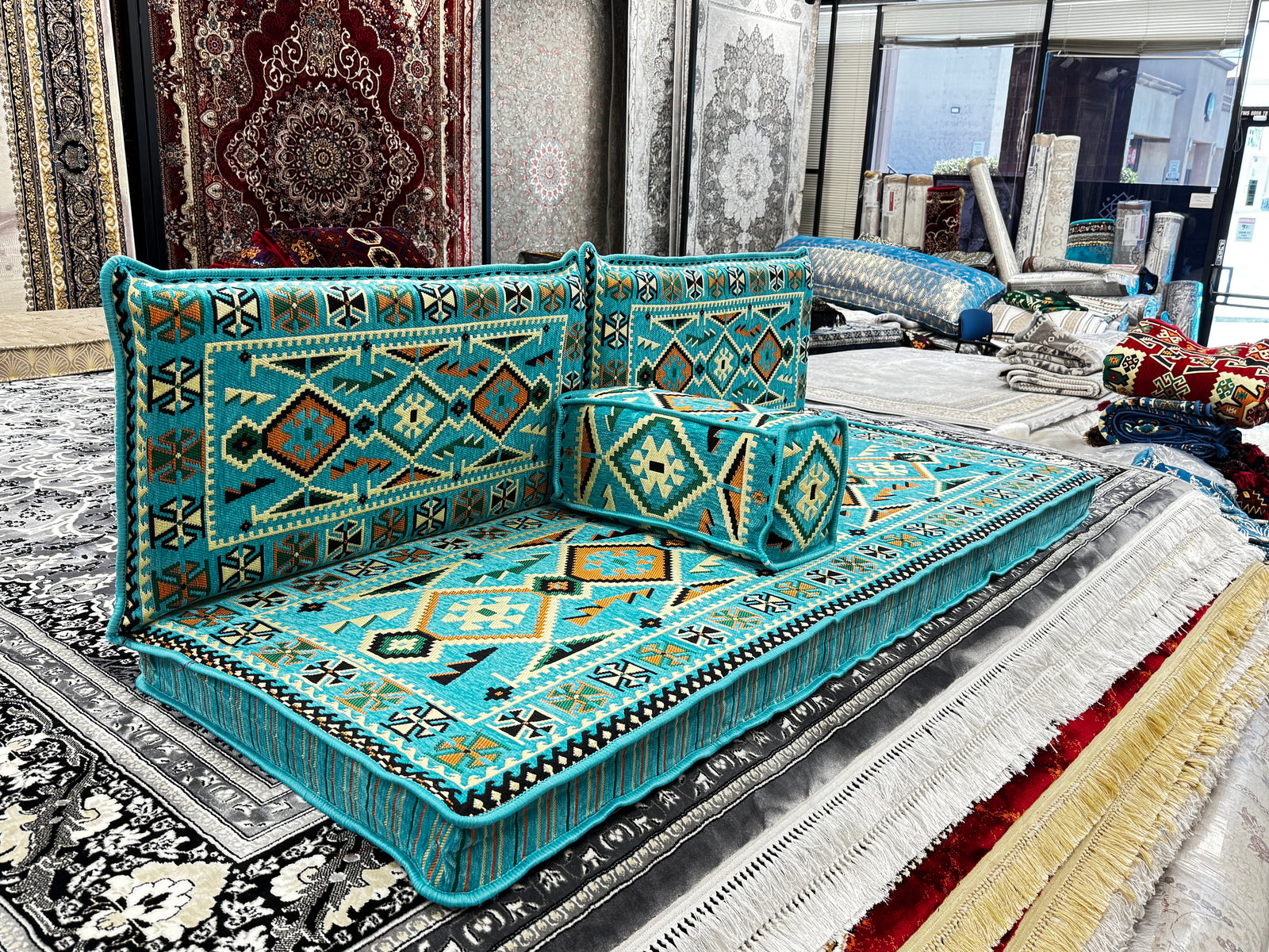 مبل مجلسی عربی فیروزه ای، نشیمن کف عربی، کاناپه عربی، جلسه عربی، مبل کف بالکن، مبلمان اتاق نشیمن عربی
